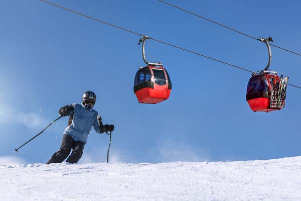 wintersport-cabine-rood-travellinqmedia.com